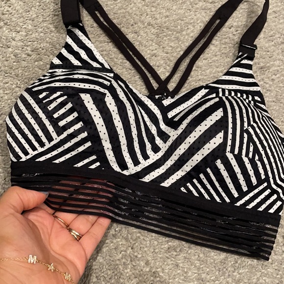 Victoria’s Secret Sports Bra 32DD - Picture 2 of 6